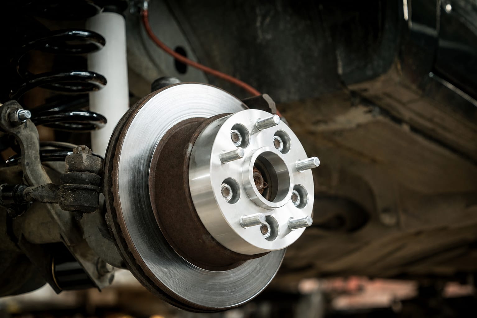 Espaciador de llanta tipo bolt-on hub-centric montado sobre la masa y el disco de freno de una camioneta