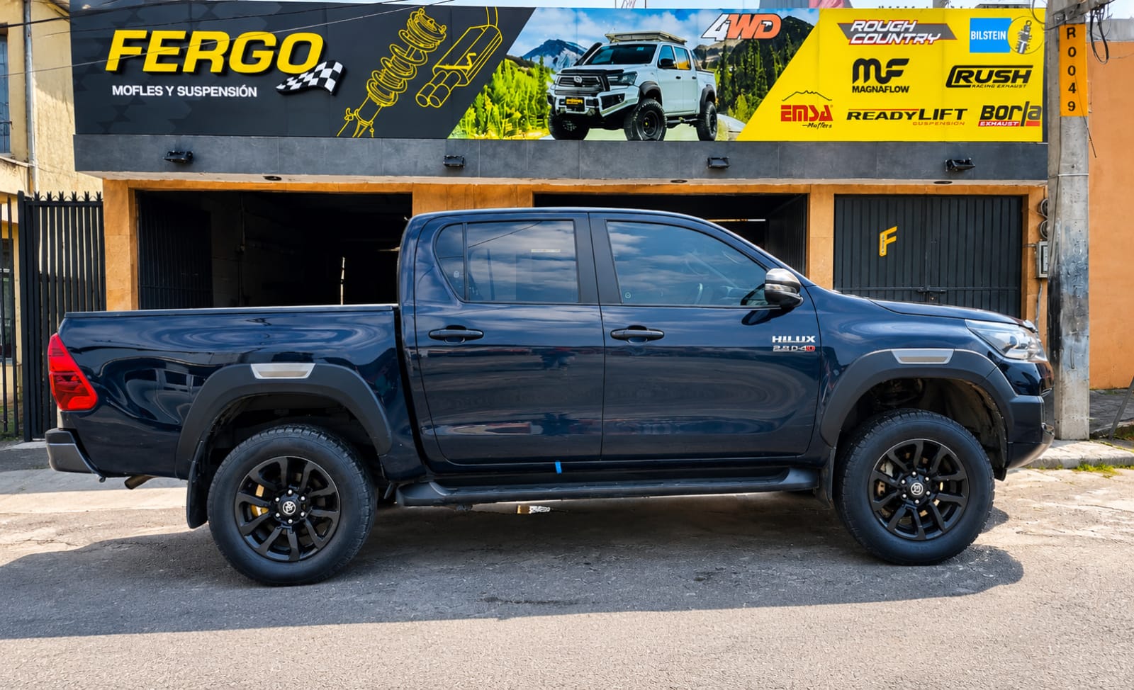 Toyota Hilux nivelada con rines y llantas en FERGO Tampico