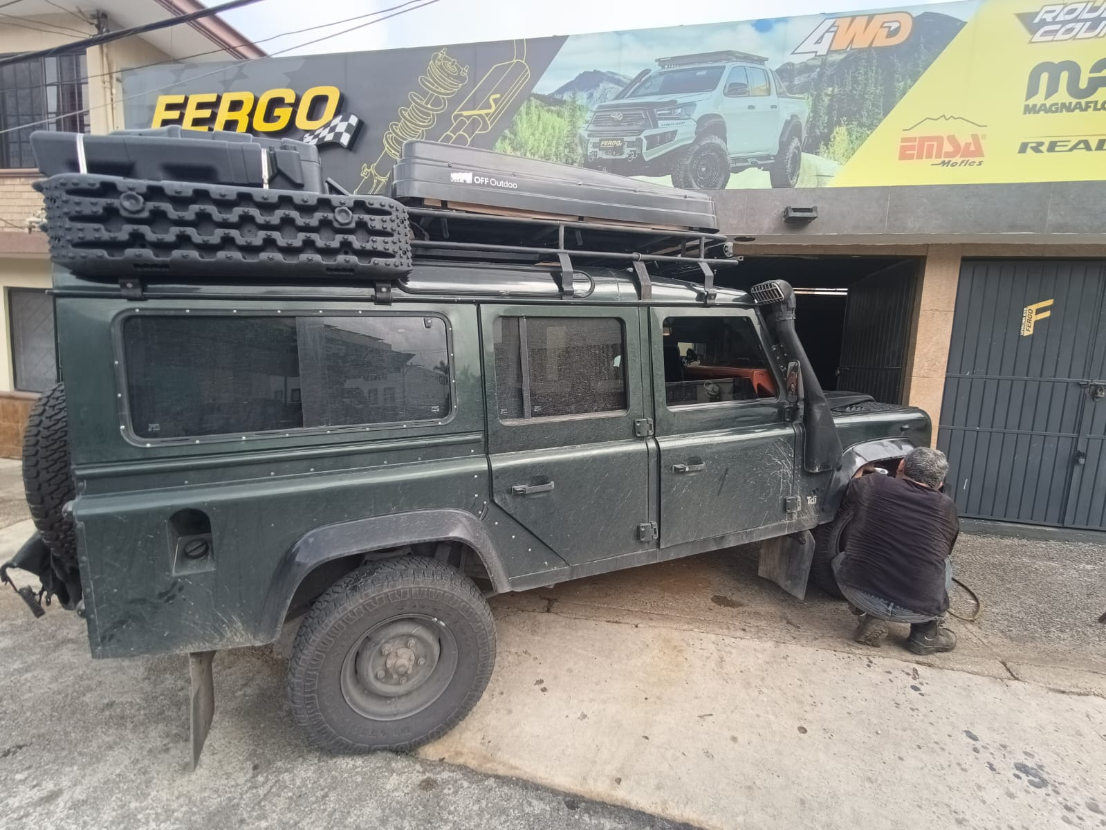 Land Rover Defender equipado para overland con rack, tienda de techo y snorkel en FERGO Tampico