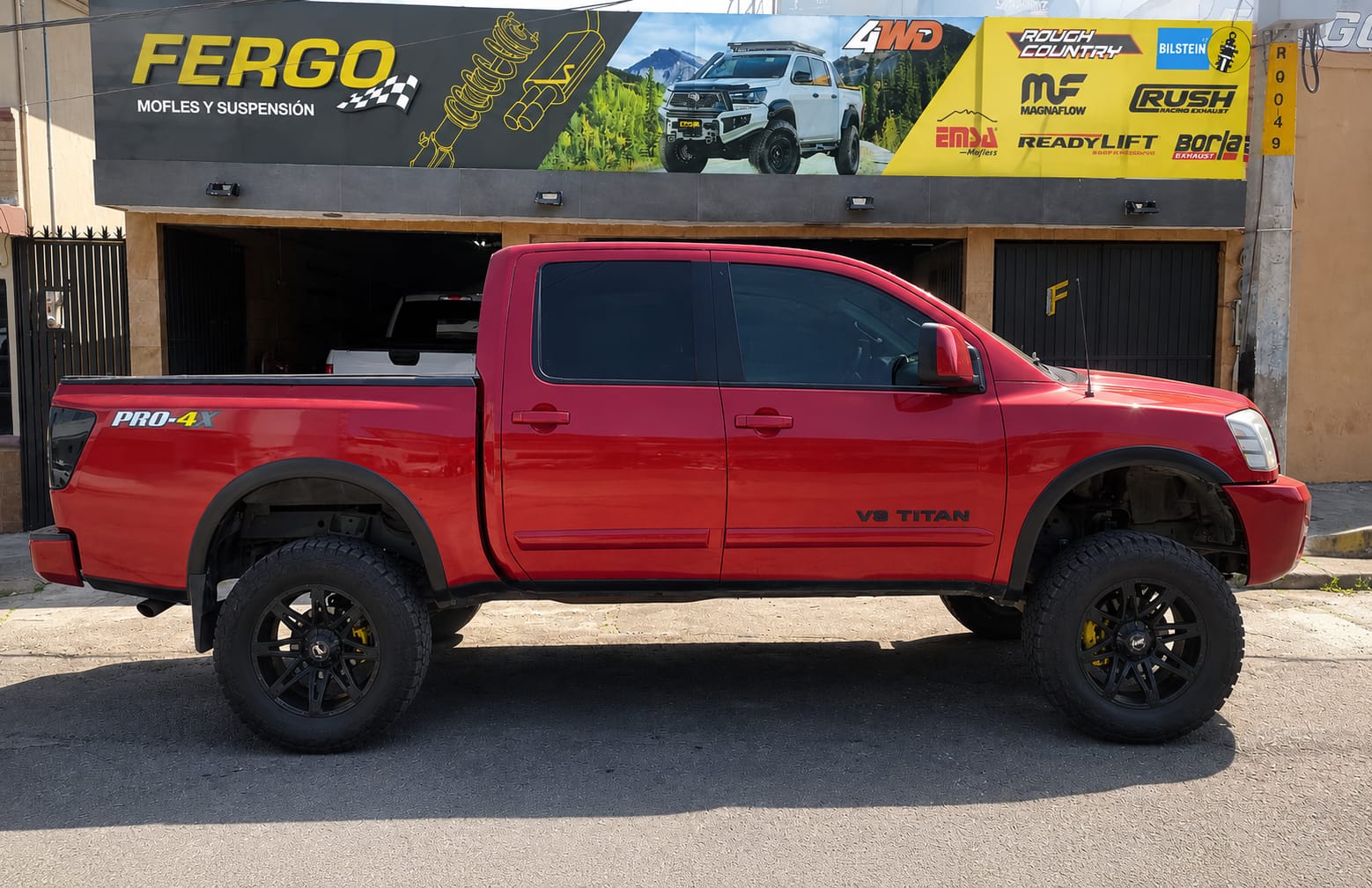 Nissan Titan PRO-4X con lift kit y rines en FERGO Tampico